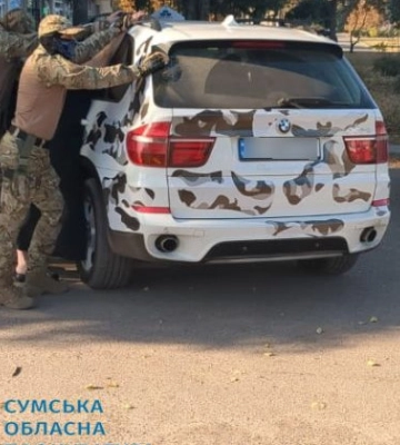 У Сумах викрили директора фонду з дружиною, які торгували посвідченнями волонтерів для виїзду за кордон