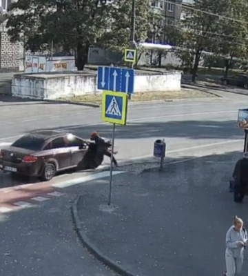 Від удару авто мати з дитиною аж "відлетіли" на обочину: у Дніпрі водій втік з місця ДТП