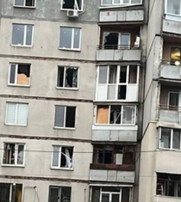 Россияне ударили ФАБ-250 по парку возле озера в Харькове – прокуратура