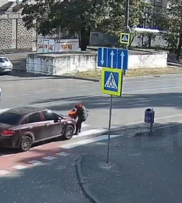 У Дніпрі патрульні оперативно знайшли покидька, який збив на переході жінку з дитиною і втік з місця ДТП (відео)