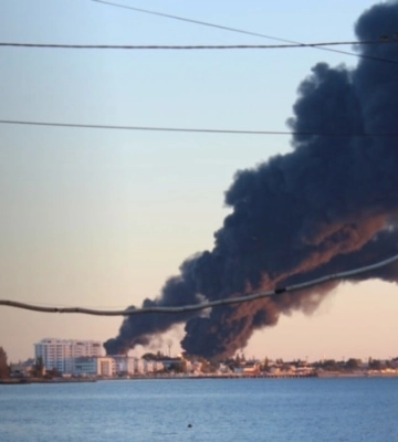 Площа пожежі у нафтовому терміналі окупованої Феодосії зросла до 2500 квадратних метрів. ВIДЕО