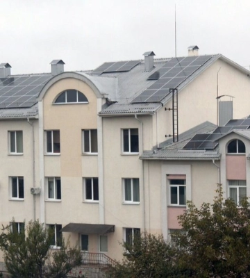 На даху волинської лікарні встановили сонячні панелі: скільки вдалося зекономити