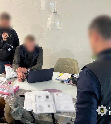 Торгували посвідченнями водія сільгосптехніки - на Хмельниччині викрито посадовців Держпродспоживслужби