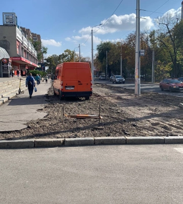 У центрі Черкас ремонтують тротуар, який планували робити ще 5 років тому (ФОТО)