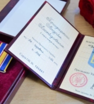 Матері загиблого захисника Андрія Городецького із Білгород-Дністровського району вручили орден «За мужність»