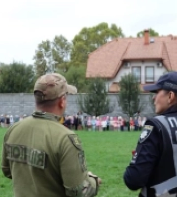 Психологи та кінологи поліції Закарпаття завітали до маленьких школярів Ужгорода
