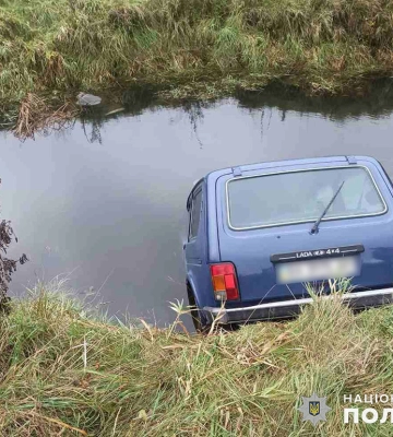 На Хмельниччині у рові з водою знайшли автомобіль, а в ньому тіло літнього водія