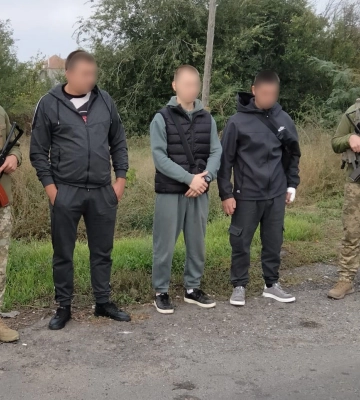 Намагались потрапити до Молдови: на Одещині затримали трьох чоловіків і посередницю