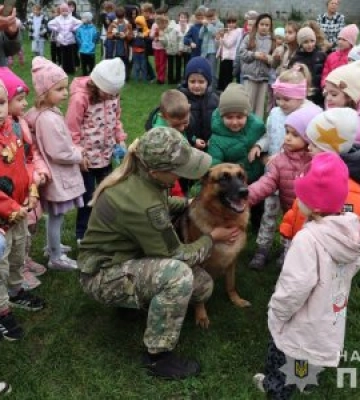 Психологи та кінологи поліції Закарпаття завітали до маленьких школярів Ужгорода