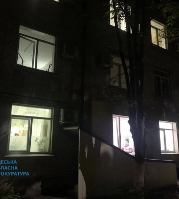 В результате удара РФ по Одесской области вспыхнул пожар площадью 400 м², ранены пять человек, повреждено медучреждение