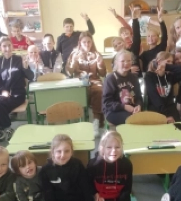 У селі на Волині школярі поспілкувалися з поліцейським офіцером громади