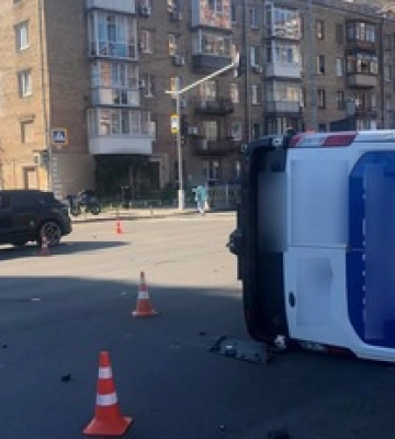 На столичном Печерске опрокинулся микроавтобус