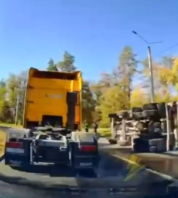 У Черкасах перекинулася вантажівка