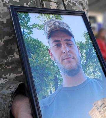 Загинув у бою на Донеччині: у Луцьку в останню дорогу провели Героя Артура Задоянного