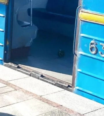 У Києві невідомі кинули підозрілий предмет у вагон метро: закрита одна зі станцій