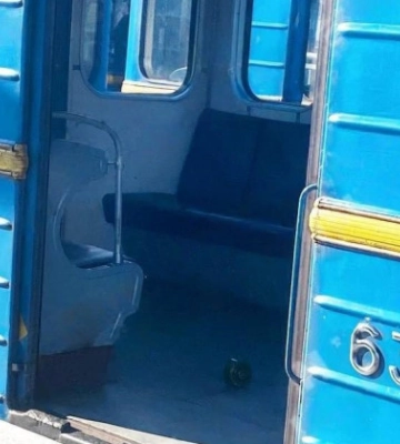 Метро зупинили, бо до вагону підкинули предмет, схожий на міну, відео