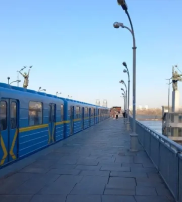 У Києві невідомі кинули підозрілий предмет у вагон метро: закрита одна зі станцій