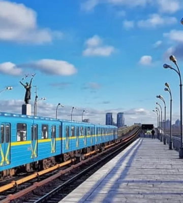 В вагон киевского метро  забросили &quot;мину&quot;: что известно. ВИДЕО