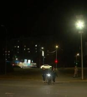 Будуть освітлюватися навіть під час блекаутів: у Полтаві тестують сонячну панель на пішохідному переході