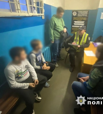 У Києві могли кинути міну у вагон метро: поїзди проїжджають станцію без зупинки
