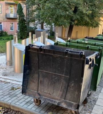 У Чернівцях не працює підземний майданчик на вулиці Жуковського, там встановили звичайні смітники