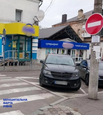 У Рівному за парковку оштрафували майже 140 водіїв