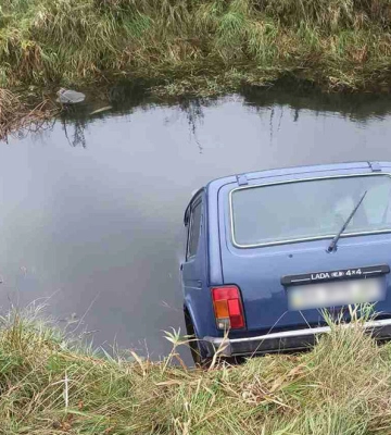 На Хмельниччині у рові з водою знайшли автомобіль, а в ньому тіло літнього водія