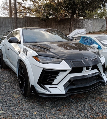 В Киеве среди гаражей обнаружили кроссовер Lamborghini с ярким тюнингом 