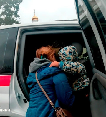 Рятувальники Сумщини продовжують допомагати мирним жителям евакуюватися з прикордоння