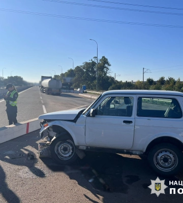 На Одещині «ВАЗ» під кермуванням пенсіонера врізався у бетонну огорожу, є поранені. ФОТО