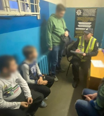 В Киеве задержан ученик, бросивший в вагон метро предмет, похожий на мину