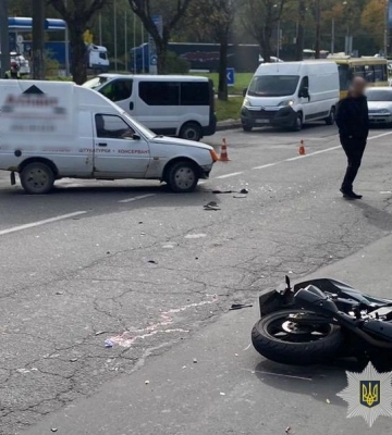 На вулиці Зеленій у Львові зіткнулися автомобіль та мотоцикл: водій двоколісного у лікарні
