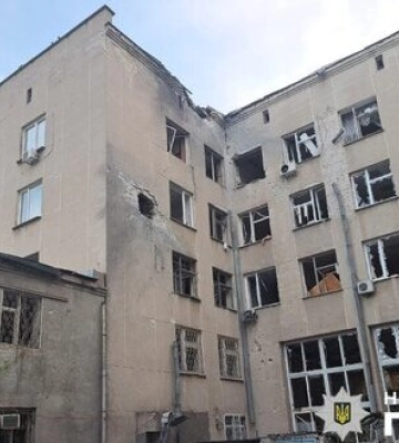 Через ворожий обстріл у Херсоні пошкоджено поштове відділення