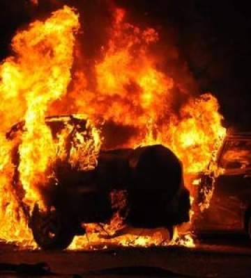 У Дніпрі невідомі спалили автомобіль військового