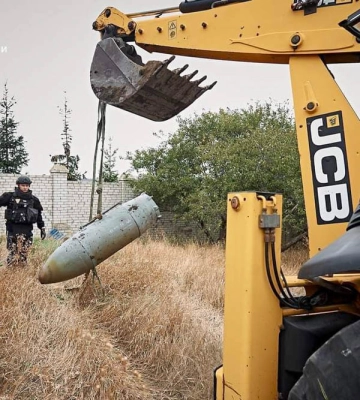 Сапери ДСНС вилучили в Черкаській Лозовій та знешкодили 500-кілограмову російську авіабомбу, що не розірвалася (відео, фото)