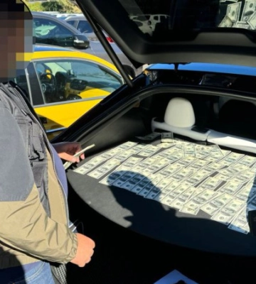 У Києві затримали викладача приватного вишу, який обіцяв працевлаштувати чоловіка заради бронювання