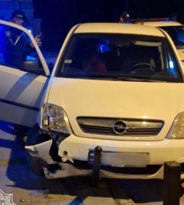 У Львові п’яний водій зніс металеві стовпці на тротуарі