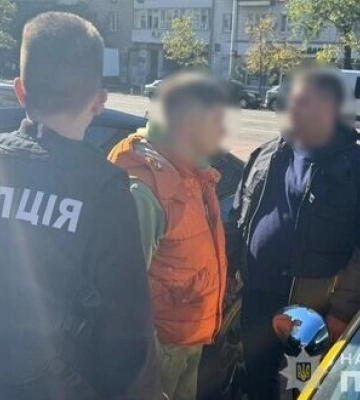 Обіцяв за $10 тис. працевлаштування заради бронювання від призову: У Києві затримано викладача ВИШу. ФОТОрепортаж