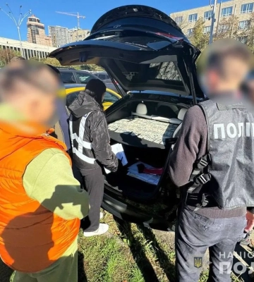 У Києві затримали викладача приватного вишу, який обіцяв працевлаштувати чоловіка заради бронювання