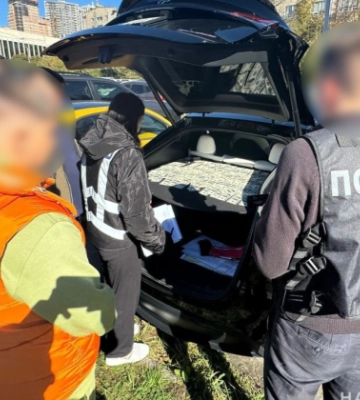 У Києві викрили кандидата наук, який вимагав 10 тисяч доларів за працевлаштування з бронюванням