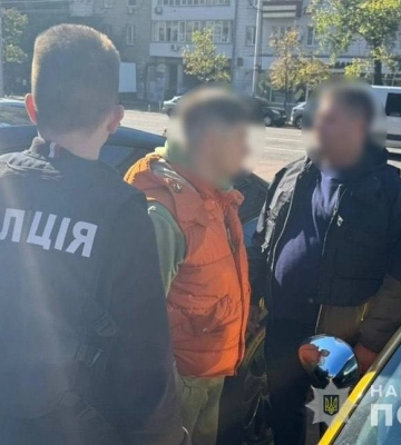 У Києві затримали викладача приватного вишу, який обіцяв працевлаштувати чоловіка заради бронювання