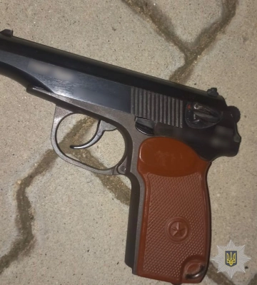 Стріляв на території житлового комплексу в Ужгороді: поліція затримала чоловіка