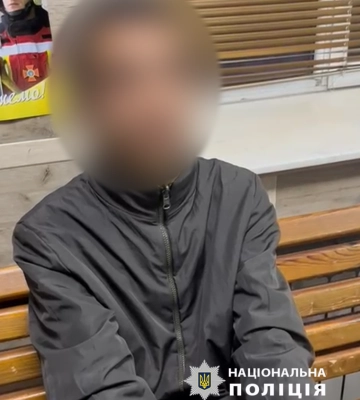 В Одесі затримали молодика, який вчинив наругу над прапором України та крадіжку в пункті обміну валют