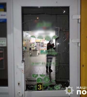 У Києві молодик пограбував аптеку та потрощив продуктовий магазин (ФОТО)