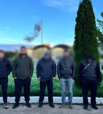 За мандрівку заплатили від 9 до 10 тисяч доларів: біля кордону з Угорщиною на Закарпатті затримали п&#039;ятьох чоловіків