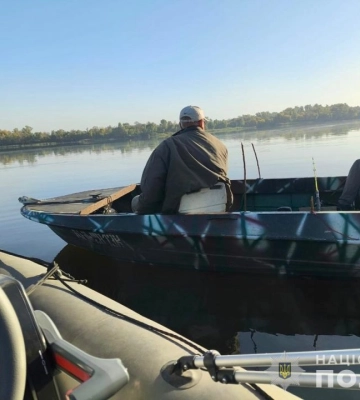 Поліцейські водної поліції Дніпра вилучили понад 200 метрів сіток, виловлену рибу відпустили