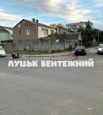 Аж бампер відлетів: у Луцьку не розминулись два легковики 