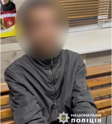 В Одесі затримали молодика, який вчинив наругу над Державним Прапором України. З’явилося відео