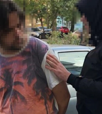 Насміхався над загиблими героями та поширював дезінформацію: у Києві заарештували вчителя музики