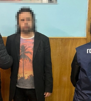 Насміхався над загиблими героями та поширював дезінформацію: у Києві заарештували вчителя музики